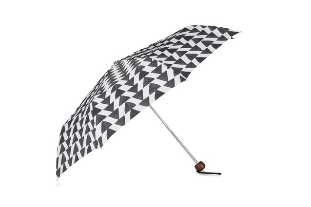 Arrow folding umbrella | <a href="http://shop.cittadesign.com/products/arrow-folding-umbrella" target="_blank"><u> $49.90 from Citta Design.</u></a>